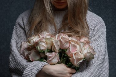 Gül buketli bir kadın. Yüksek kalite fotoğraf