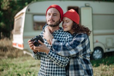 Evdeki karavanın yanında kameralı romantik bir çift..