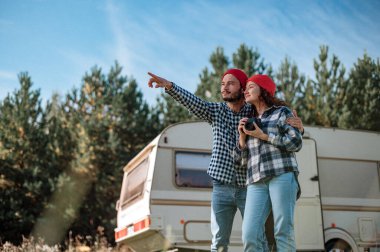 Evdeki karavanın yanında kameralı romantik bir çift..