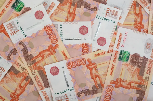 5000 ruble arkaplan. Rus banknotları farklı açılarda.