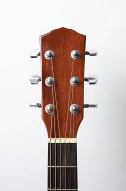 Akustik gitar çalan adam, çevrimiçi kursları kapsayan, evde öğrenim.