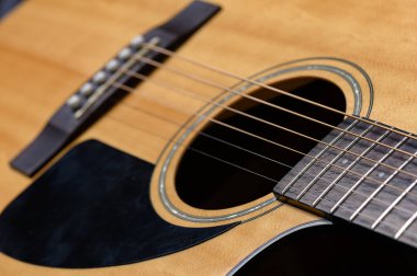Akustik gitar çalan adam, çevrimiçi kursları kapsayan, evde öğrenim.