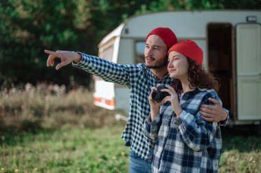 Evdeki karavanın yanında kameralı romantik bir çift..