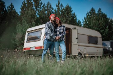 Romantik çift karavanın yanında birlikte vakit geçiriyorlar..