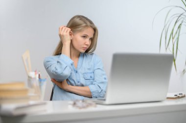 Bilgisayarlı bir kız çevrimiçi bir okulda okuyor. Beyaz oda arkaplanı