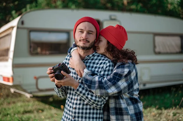 Evdeki karavanın yanında kameralı romantik bir çift..
