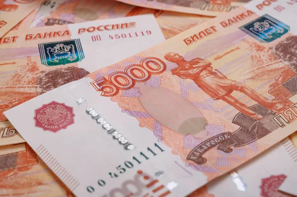 5000 ruble arkaplan. Rus banknotları farklı açılarda.
