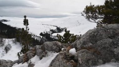 Dağ manzarası. Lago-Naki platosundaki Demir Kaya 'dan görüntüler. Adigea, Rusya