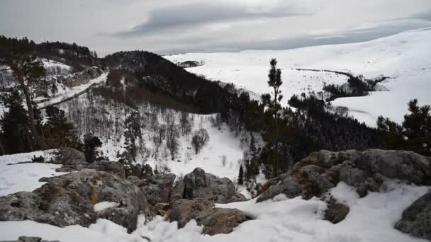 Górski krajobraz. Nagranie z żelaznej skały na płaskowyżu Lago-Naki. Adygea, Rosja — Wideo stockowe
