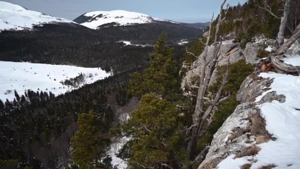 산악 지형. 라고 - 나 키 고원의 철의 바위에서 나온 발자국이야. 러시아 의아 디게아 — 비디오
