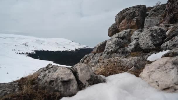 Paisagem montesa. Filmagem da rocha de ferro no planalto do Lago-Naki. Adygea, Rússia — Vídeo de Stock