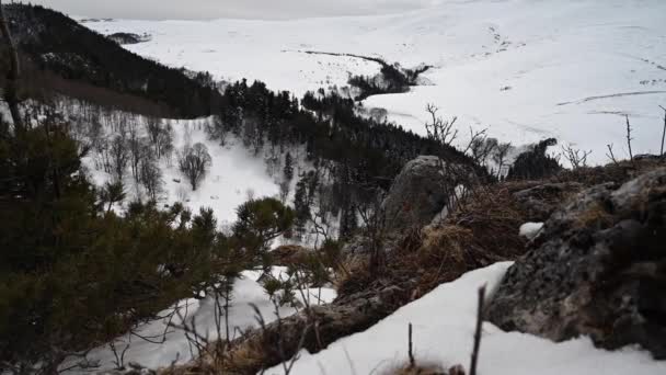 Paisagem montesa. Filmagem da rocha de ferro no planalto do Lago-Naki. Adygea, Rússia — Vídeo de Stock