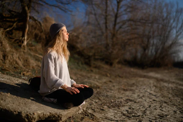 Prática de meditação e interação com a natureza. Menina perto do rio — Fotografia de Stock