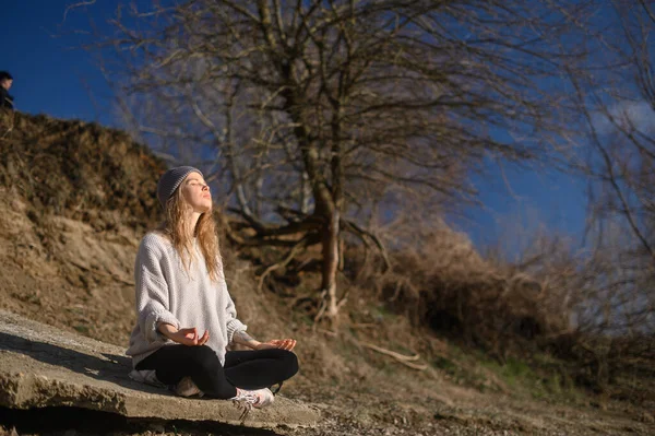 Prática de meditação e interação com a natureza. Menina perto do rio — Fotografia de Stock