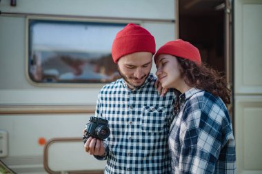 Evdeki karavanın yanında kameralı romantik bir çift..