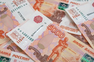 5000 ruble arkaplan. Rus banknotları farklı açılarda.