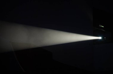 Siste karanlık sahnede çok renkli ışık