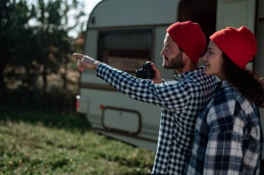 Evdeki karavanın yanında kameralı romantik bir çift..