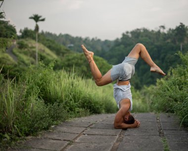 Erkek, dışarıda yoga ve meditasyon pratiği yapıyor.