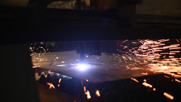 Plasmaschneiden von Metallmaschinen auf Stahlkonstruktionen Fabrik — Stockvideo