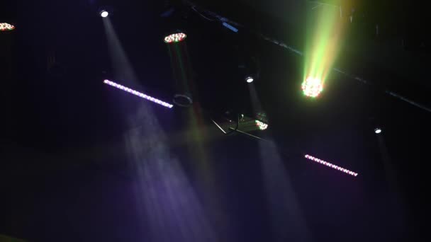 Lumina multi-color pe scena întunecată în ceață — Videoclip de stoc