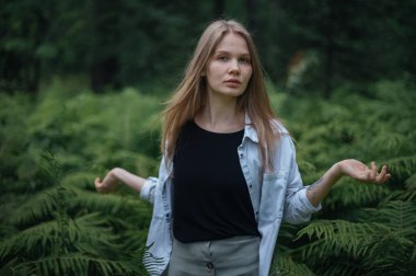 Meditasyon ve doğayla etkileşim pratiği. Yeşil ormandaki kız