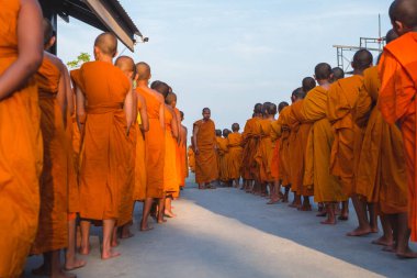 Tayland 'daki Phuket' teki Büyük Buda Tapınağı yakınlarında turuncu elbiseli genç Budistler. 28 Nisan 2019