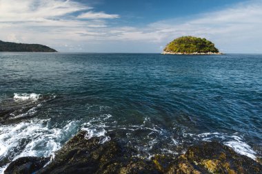 Okyanusta yalnız küçük bir ada