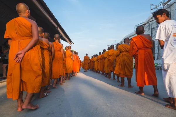 Jóvenes budistas vestidos de naranja cerca del Templo del Gran Buda en Phuket, Tailandia. abril 28, 2019 — Foto de Stock