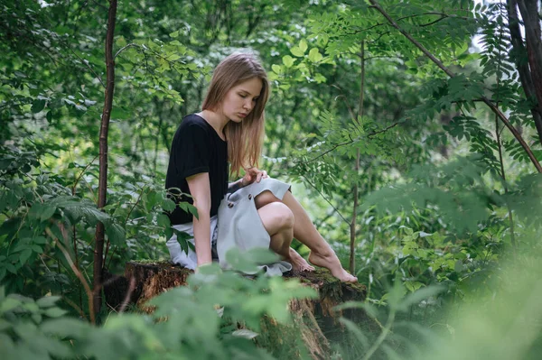 Praktijk van meditatie en interactie met de natuur. Meisje in groen bos — Stockfoto