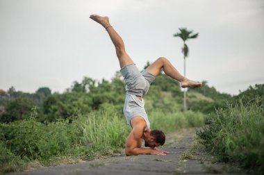 Erkek, dışarıda yoga ve meditasyon pratiği yapıyor.