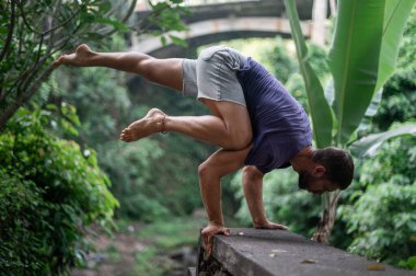 Erkek, dışarıda yoga ve meditasyon pratiği yapıyor.
