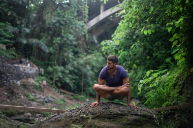 Erkek, dışarıda yoga ve meditasyon pratiği yapıyor.