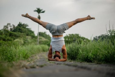 Erkek, dışarıda yoga ve meditasyon pratiği yapıyor.