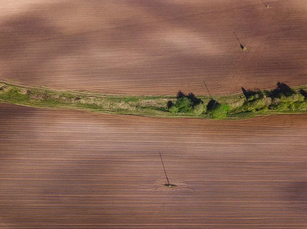 Vue par drone sur un champ labouré. Vue du dessus — Photo