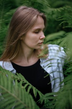 Meditasyon ve doğayla etkileşim pratiği. Yeşil ormandaki kız