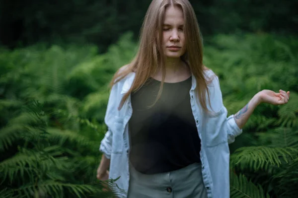 Praktijk van meditatie en interactie met de natuur. Meisje in groen bos — Stockfoto