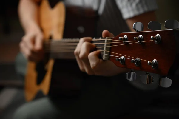 Homem tocando guitarra acústica, capa para cursos online, aprendendo em casa. — Fotografia de Stock