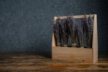 Koyu arkaplanda ahşap bir sepette kurumuş çiçeklerin bileşimi