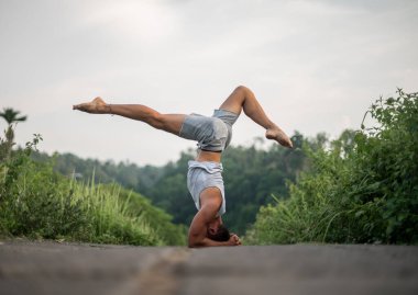 Erkek, dışarıda yoga ve meditasyon pratiği yapıyor.