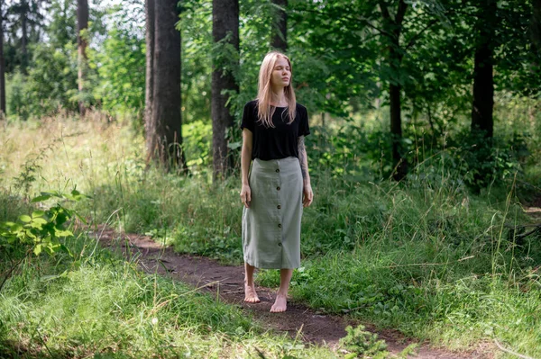 Praktijk van meditatie en interactie met de natuur. Meisje in groen bos — Stockfoto