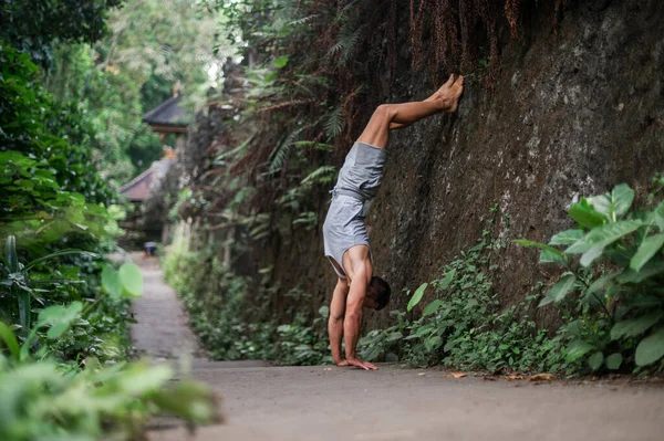 Prática de homem Yoga prática e meditação ao ar livre — Fotografia de Stock