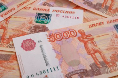 5000 ruble arkaplan. Rus banknotları farklı açılarda.