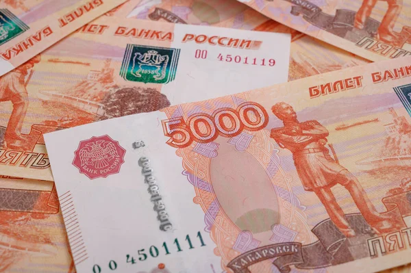 5000ルーブルの背景。異なる角度でロシアの銀行券. — ストック写真
