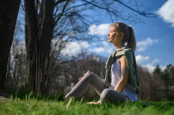 Yoga-Praxis und Meditation im Freien. Mädchen im Park — Stockfoto