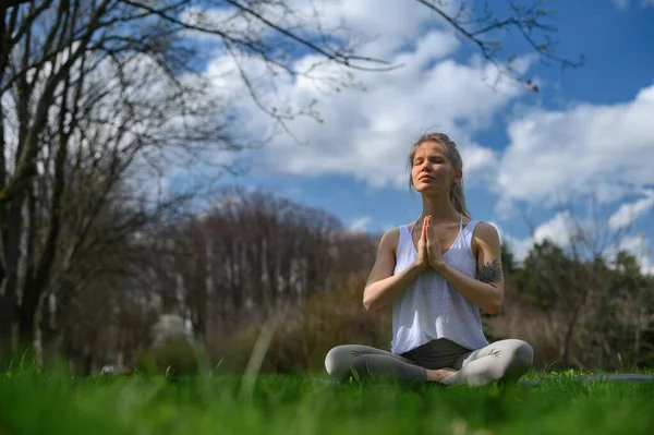 Yoga prática e meditação ao ar livre. Menina no parque — Fotografia de Stock