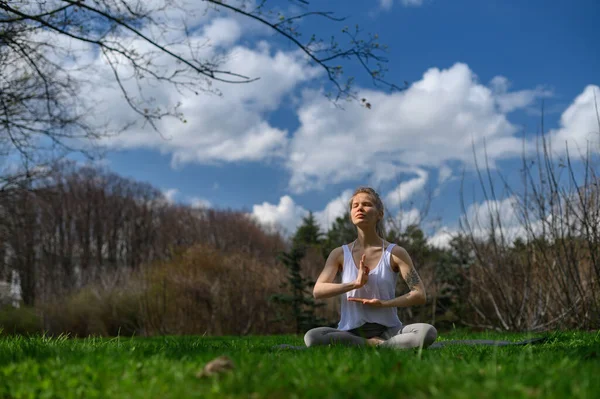 Yoga prática e meditação ao ar livre. Menina no parque — Fotografia de Stock