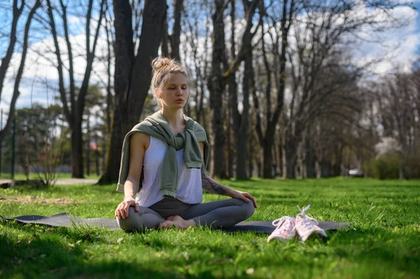 Yoga prática e meditação ao ar livre. Menina no parque — Fotografia de Stock