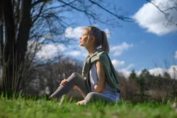 Yoga praktijk en meditatie buiten. Meisje in het park — Stockfoto