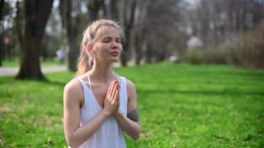Yoga antrenmanı ve dışarıda meditasyon. Parktaki kız.